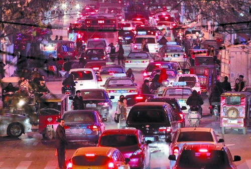昨晚11點，二七廣場仍較擁堵。圖為東太康路在擁堵中。