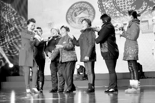 小香玉與戲迷同臺演出 小香玉與戲迷同臺演出