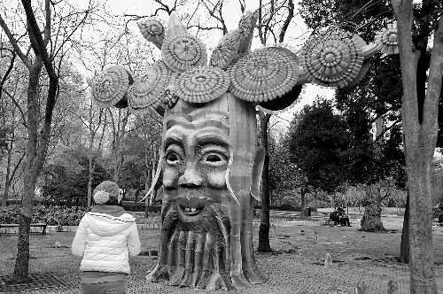 2月5日，游人在鄭州市人民公園內(nèi)欣賞一個(gè)由廢舊塑料瓶做裝飾的造型花燈。記者 王 錚 攝