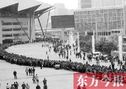 3月2日，在鄭州國(guó)際會(huì)展中心，河南省春季人才招聘會(huì)舉行，六萬(wàn)五千名求職者扎堆求職