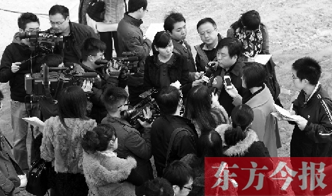 經(jīng)適房“下課”，公租房的申請、租金等備受關注，圖為鄭州市房管局規(guī)劃和住房保障處處長馮榮智被媒體記者“