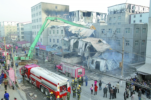 風助火勢，6座相鄰的居民樓加建的板房樓陸續(xù)被大火引燃。