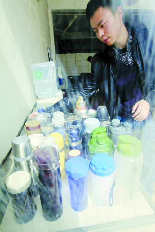 怕堵在路上，公交司機(jī)不敢喝水，把杯子放在了調(diào)度室