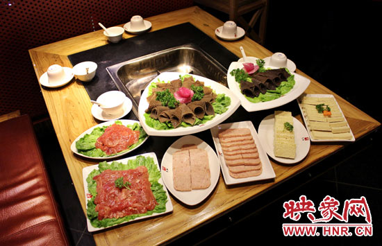 巴奴毛肚火鍋主打的就是半份的菜品。例如這個巴奴毛肚，整份的是42元，而半份只要21元，既便宜又實惠。