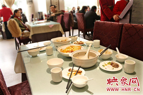 3月22日，阿五美食英協(xié)路店幾位顧客用完餐后，盤子里的食物所剩無幾。