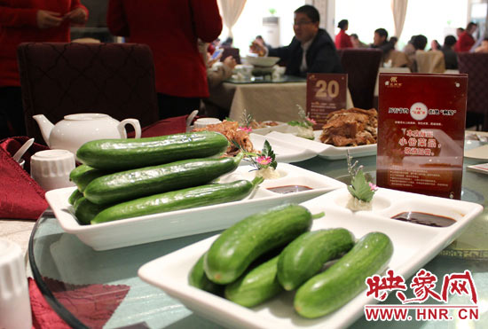 3月22日，阿五美食英協(xié)路店的服務員為我們展示大份菜品和小份菜品