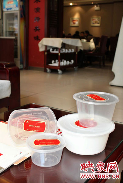 阿五美食英協(xié)路店為顧客提供的各種大小的打包餐盒。