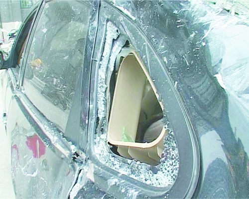 爆炸導致部分窗玻璃碎裂掉落,殃及樓下停放的轎車。