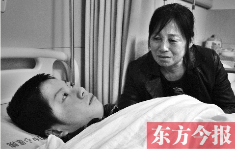 15歲的兒子被毆打成重傷，巨額醫(yī)療費(fèi)成了曲新苗女士難以跨越的坎兒