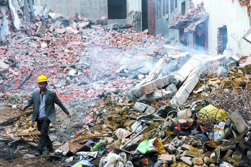 一座清朝老宅被一把火燒成了灰燼。透過(guò)青煙，才能看到它曾存在過(guò)的痕跡