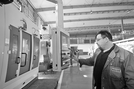 　　▲5月7日，來自德國的專家正在中原內(nèi)配股份有限公司的生產(chǎn)線上調(diào)試設(shè)備。