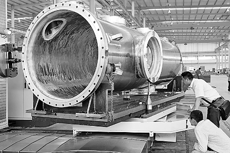 ▲5月6日，河南飛宇實業(yè)有限公司的技術(shù)人員正在調(diào)試設(shè)備，準備試生產(chǎn)。