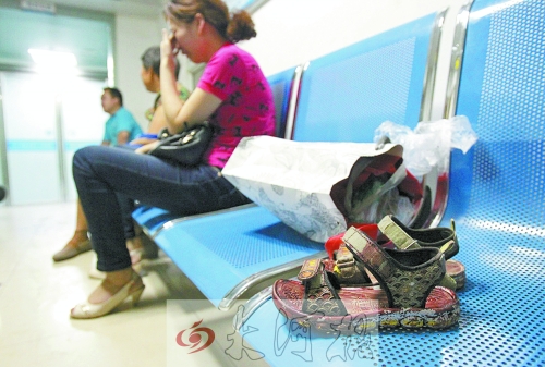 7歲男孩去廁所被“精神病”大男孩捅十多刀,孩子父母和孩子姥姥在手術(shù)室前痛哭。孩子的涼鞋上全是血跡。