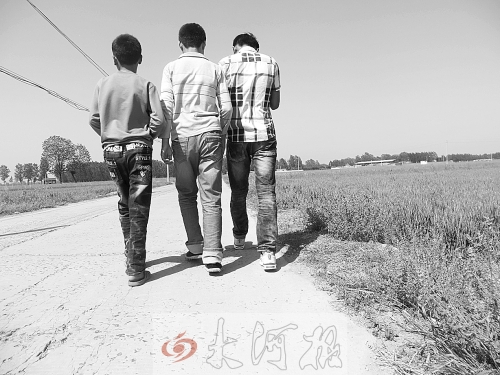 親眼目睹小伙伴在自己面前慘遭橫禍,三個(gè)孩子變得異常沉默。