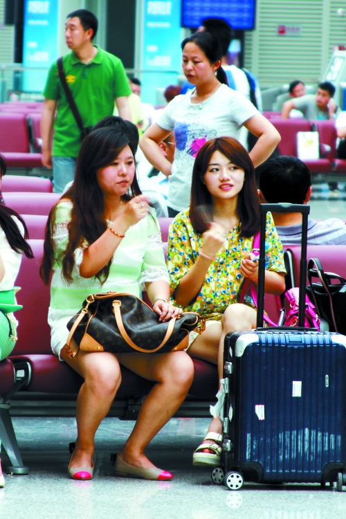 實在太熱，有個美女拿身份證當(dāng)扇子用