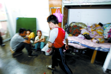 孩子們住在這里，沒有上學，大部分時間是練功，出去表演