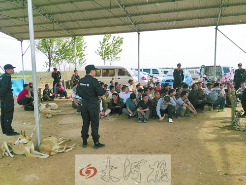 民警突襲賭場，64名涉案人員全部落網(wǎng)。