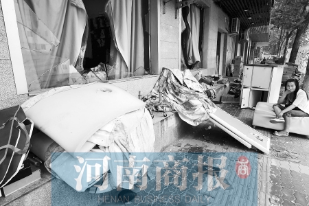 　多間臨街商鋪夜間被砸，店里的沙發(fā)、貨品等被搬到了戶外  侯建勛/攝