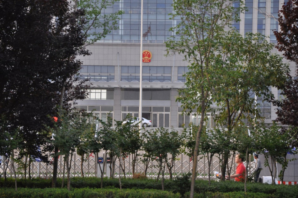 　　圖為魏都區(qū)政府門前的國徽和隱約的“為人民服務(wù)”字樣。來源：光明網(wǎng)