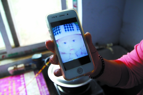 兒子過去的照片，她一直存在手機里