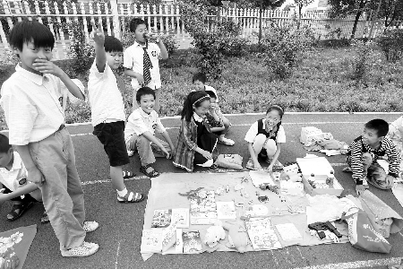 小學生當地攤老板，擺起攤來也很專業(yè)