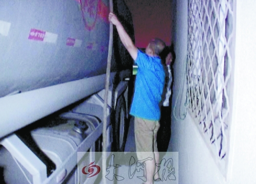 油罐車(chē)司機(jī)用油泵將油從罐車(chē)抽到平房旁的塑料桶里