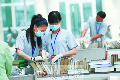 工作人員正在忙著整理書籍,逐一登記、歸類。