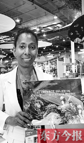 桑麗莎的童話書《皇帝、新娘與龍袍》在上海世博會(huì)加勒比聯(lián)合館與中國(guó)讀者見面 資料圖片