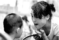 　張麗梅的發(fā)音吐字并不清晰。但她每次教兒子練習(xí)，都力求做到“聲情并茂”。