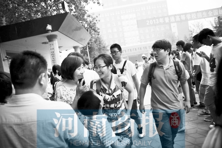 考場外，家長用溫暖的笑容迎接孩子