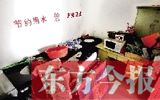 廁所進(jìn)門中廳，擺放著灶臺、餐桌、床鋪等，乍一看像個客廳