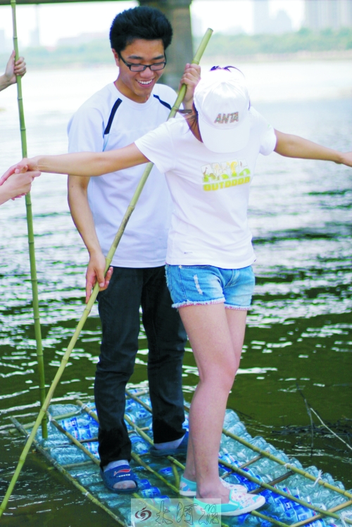 洛陽大學生用礦泉水瓶做“舟”游洛河