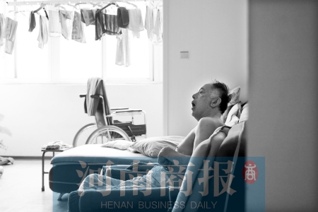 金老先生因偏癱生活不能自理，鄰居說(shuō)，平時(shí)經(jīng)常看到護(hù)工和老人的弟弟前來(lái)照顧 實(shí)習(xí)生 唐韜/攝