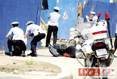 　一名歹徒被抓獲，另一名歹徒持槍劫持了一名門(mén)衛(wèi)。