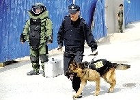 排爆專家、警犬在現(xiàn)場(chǎng)待命。