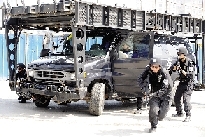 特警的突擊車到達(dá)現(xiàn)場(chǎng)。