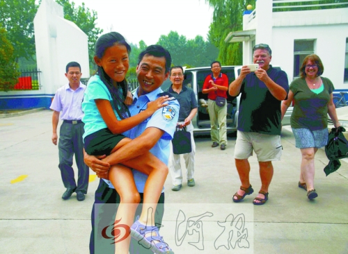 黨心松一行人剛下車，楊衛(wèi)軍就一把抱起了她，流露出幸福的笑容，不遠處史蒂夫拍照銘記這一刻。