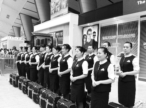 本想著上了學(xué)能安排到高鐵或地鐵單位當(dāng)乘務(wù)員，結(jié)果只是去做安保服務(wù)，許多學(xué)生稱上當(dāng)了