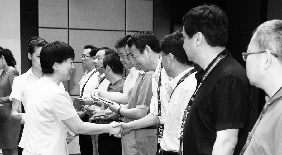 河南省委常委、宣傳部長(zhǎng)趙素萍給中國(guó)紀(jì)錄片播出聯(lián)盟理事臺(tái)發(fā)放牌匾