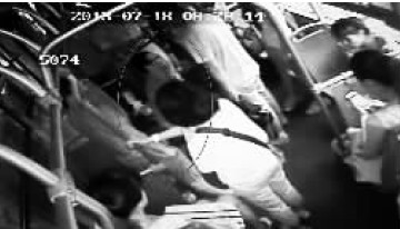 “齷齪男”（畫(huà)圈處）下跪求乘客們饒恕 視頻翻拍