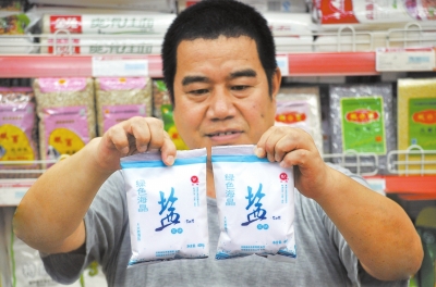 在漯河一家超市，市民選購的“高價鹽” 記者仵樹大攝