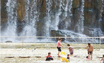 能玩水的地方，人一定多。