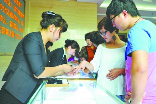 在北上廣等一線城市，鉆戒價(jià)格與國際接軌，價(jià)格不高，引發(fā)市民搶購潮。