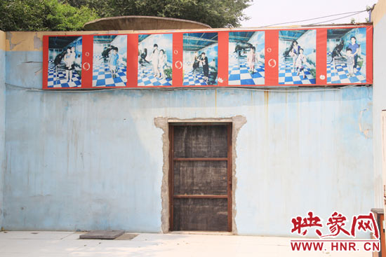 在鄭州市動物園內的海獅館內，隨處可見游客與動物合影的宣傳畫。