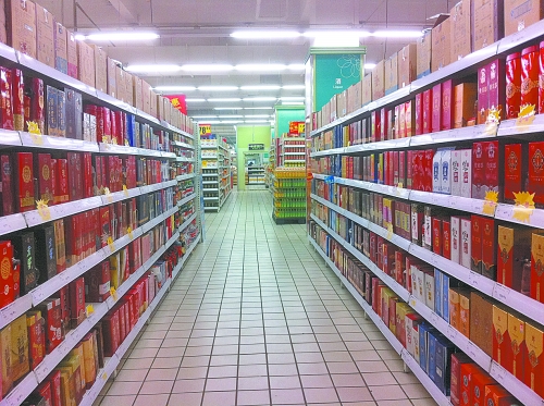 商場(chǎng)里賣(mài)的酒，銷(xiāo)售人員稱(chēng)都是純糧酒，而專(zhuān)家稱(chēng)，中、低檔酒用酒精和各種添加劑勾兌的情況并不鮮見(jiàn)。