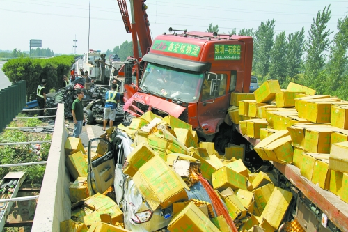 大貨車旁邊的海馬轎車被雞蛋砸中，車上兩人逃脫及時(shí)，僅受輕傷。