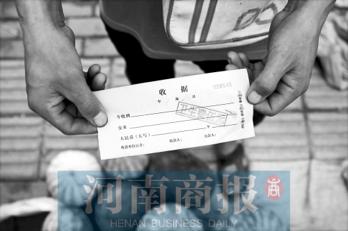 百花路附近的瓜農(nóng)宋師傅交完衛(wèi)生費(fèi)后收到一張收據(jù)，但沒有收款單位