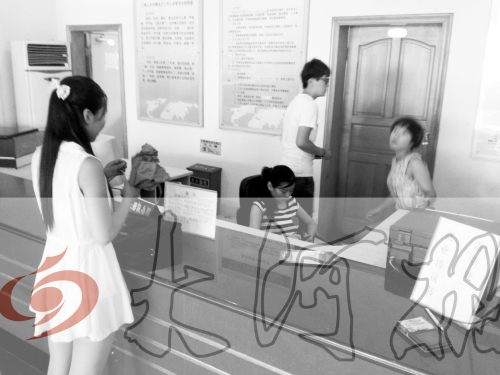 鄭州市人才交流服務(wù)中心二樓大廳，剛畢業(yè)大學(xué)生咨詢政策，工作人員卻在若無其事地玩手機。