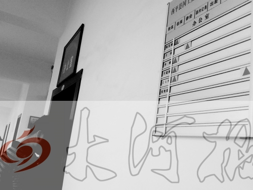 　7月4日上午，西平縣國土局辦公室門口在崗牌子高高掛，但里面空無一人。