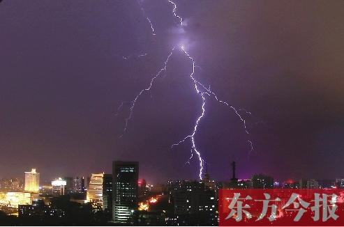 鄭州再次狂風(fēng)暴雨 瞬時(shí)雨量逼近50毫米
